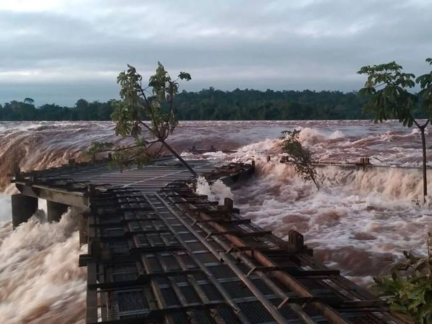 La Garganta del Diablo, en las Cataratas, está cerrada por la crecida del río Iguazú 