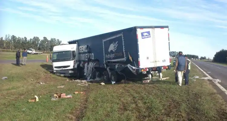 Despistó camión en Ruta 9 y saquean  la carga
