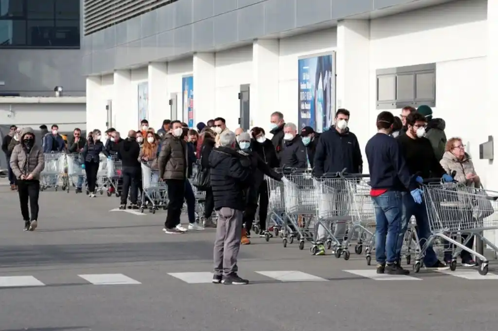 Italia: largas filas en los supermercados antes del inicio de la cuarentena