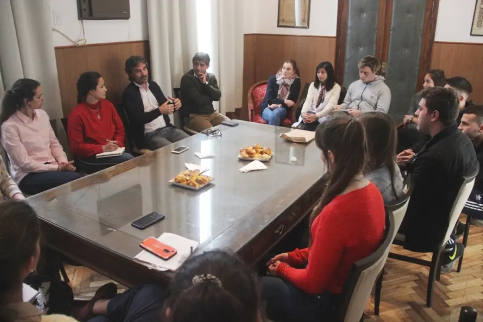 Estudiantes loberenses con representantes de la Unicen