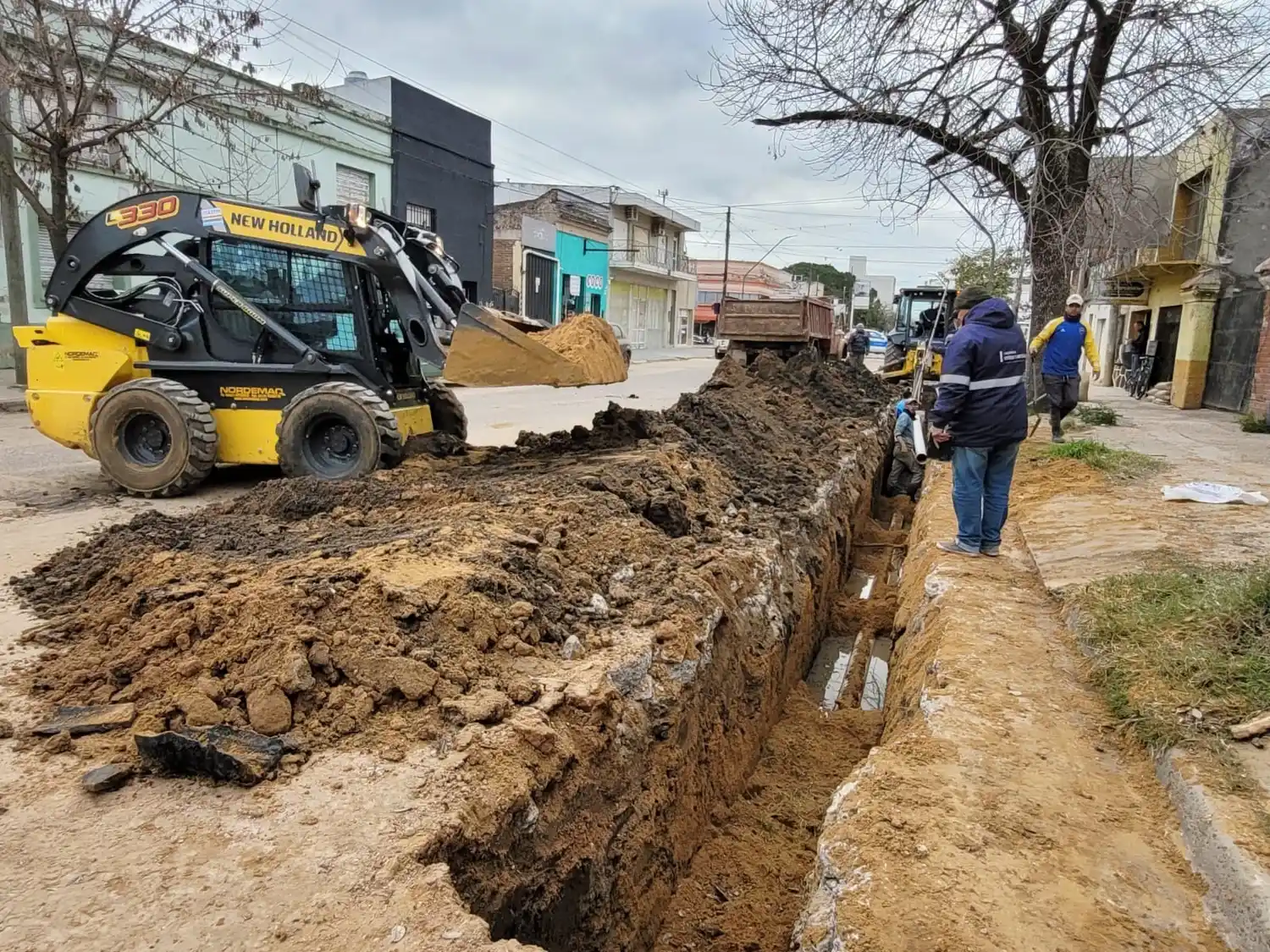 Reemplazan las cloacas dañadas en la zona de Avenida Del Valle y Aguado