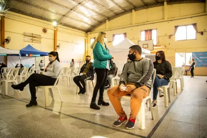 Comenzó la vacunación a mayores de 40 sin enfermedades en 100 distritos