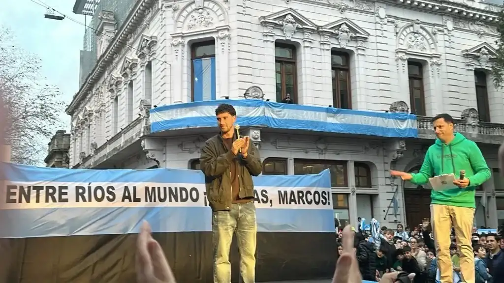 Una multitud recibió a Marcos Senesi en su regreso a Concordia