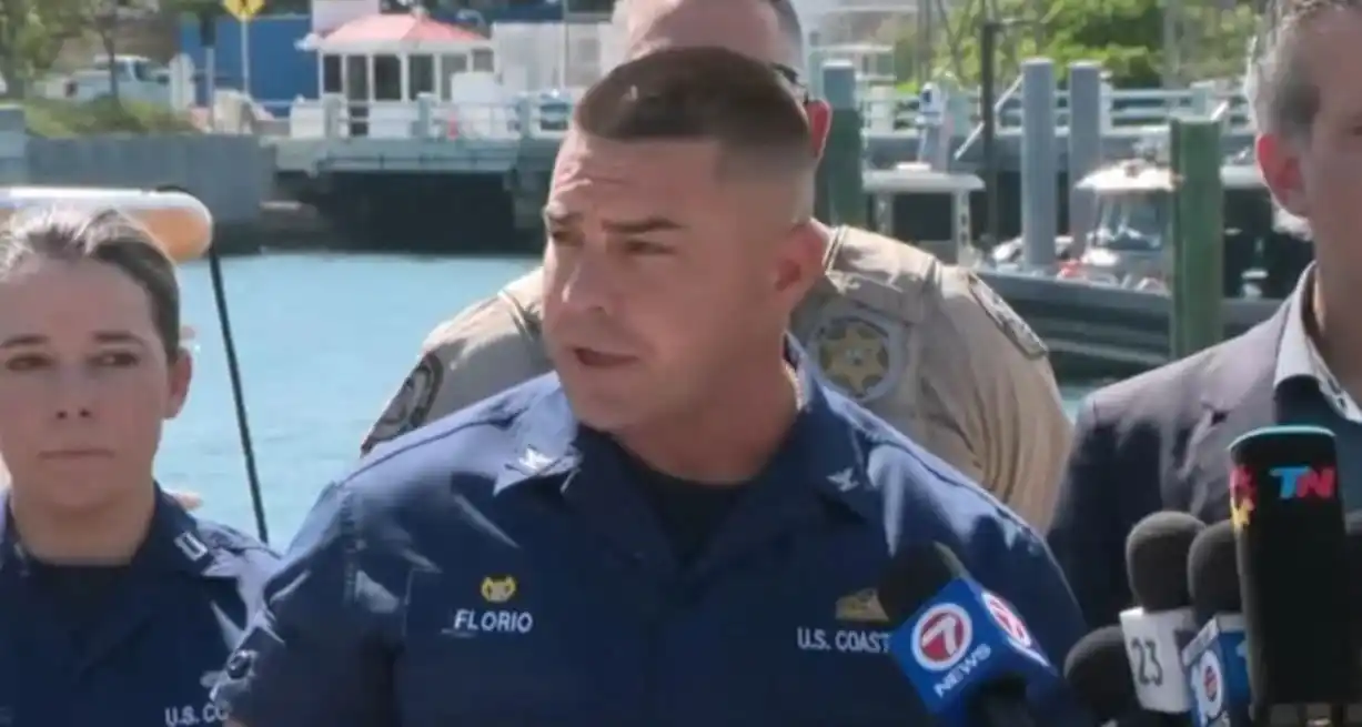 El capitán Frank Florio, comandante de la Guardia Costera, durante la conferencia de este martes.