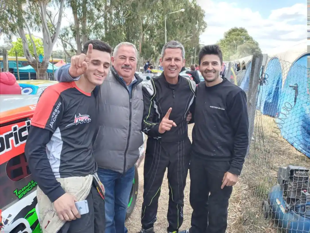 Tomas Eracarret, poleman APAC A titulares, con su padre y los hermanos Hansson.
