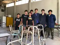 Técnica 2: alumnos del Centro de Estudiantes arreglan sillas y mesas para el inicio de clases