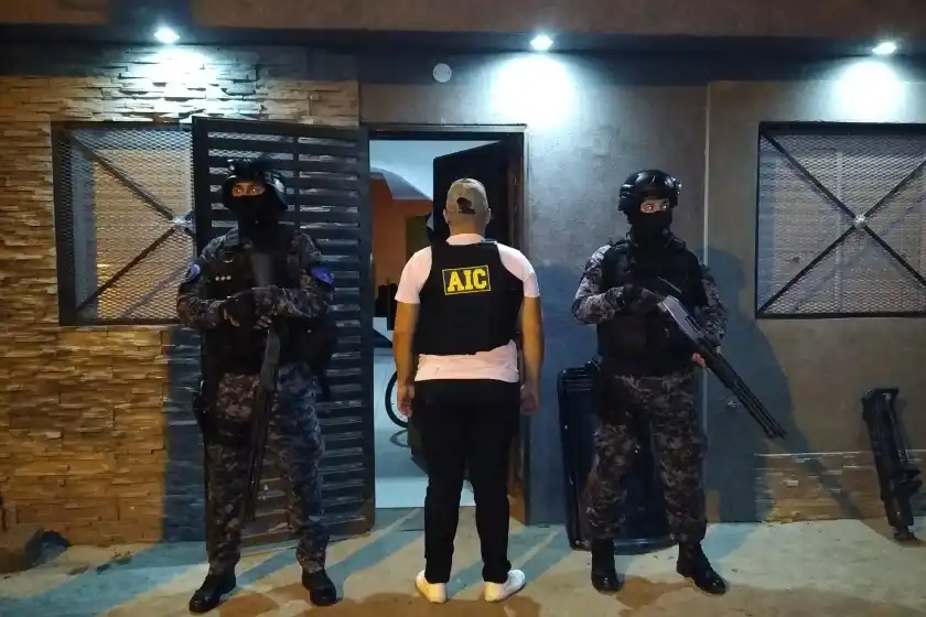 Ataques a escuelas de Rosario: una detenida tras una serie de allanamientos