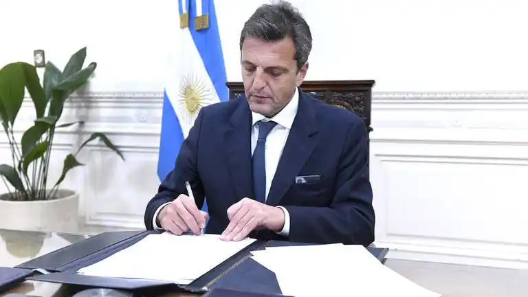 El oficialismo presentó un proyecto para que solo paguen Ganancias los trabajadores que ganan más de $150.000 por mes