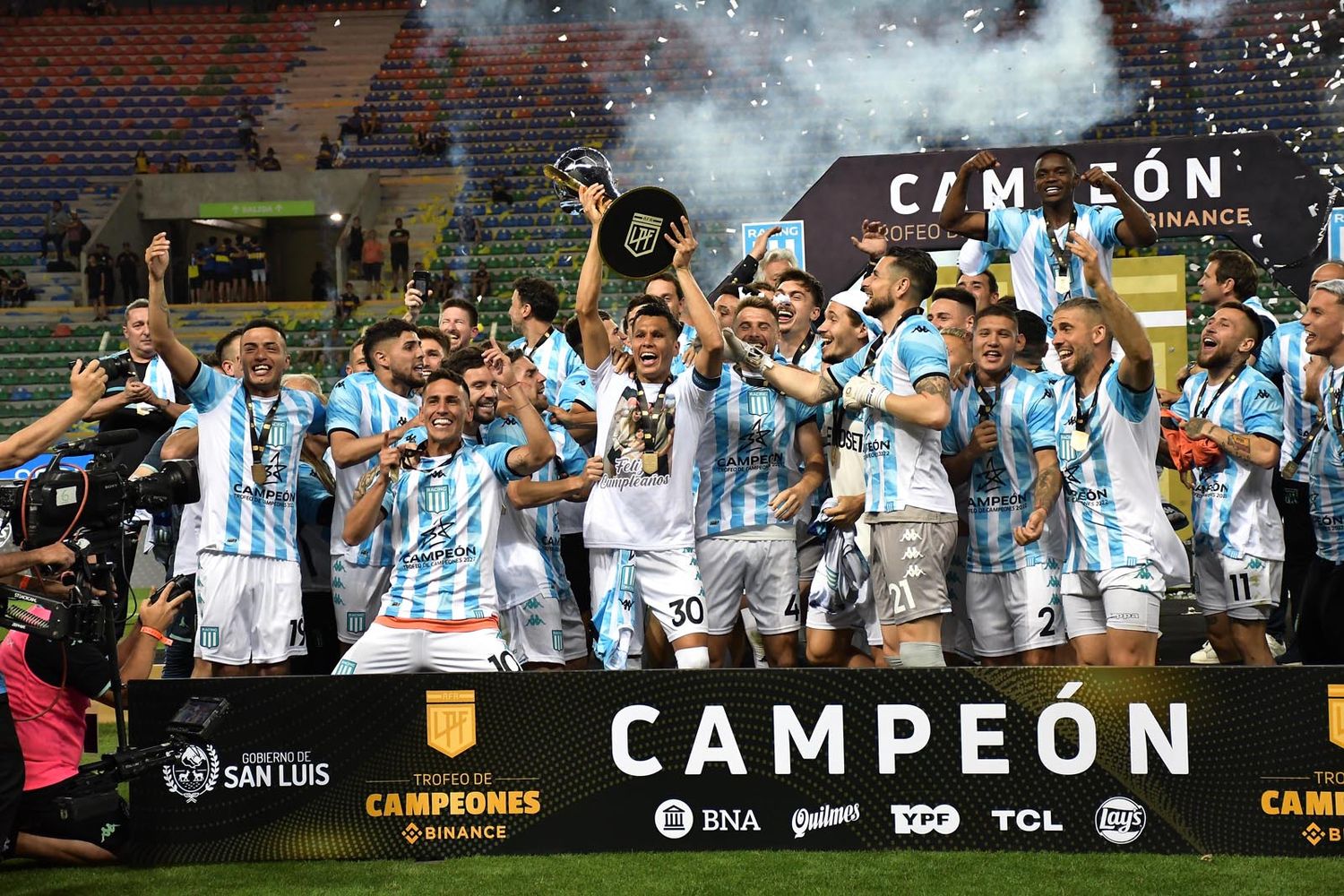 Racing se llevó el Trofeo de Campeones en el suplementario y con final de escándalo