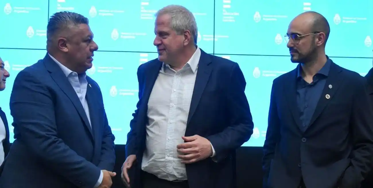 Claudio Tapia junto al ministro de Educación, Jaime Perczyk, y el cantante Abel Pintos.