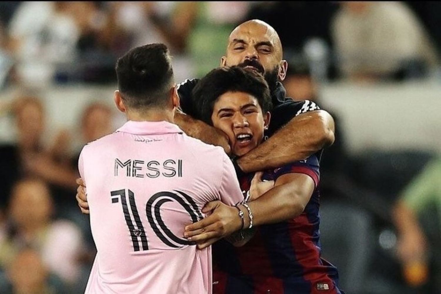 Un hincha se metió a la cancha y trató de llegar a Messi