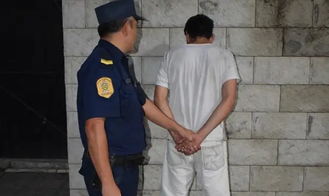 Detienen a un joven con una batería robada