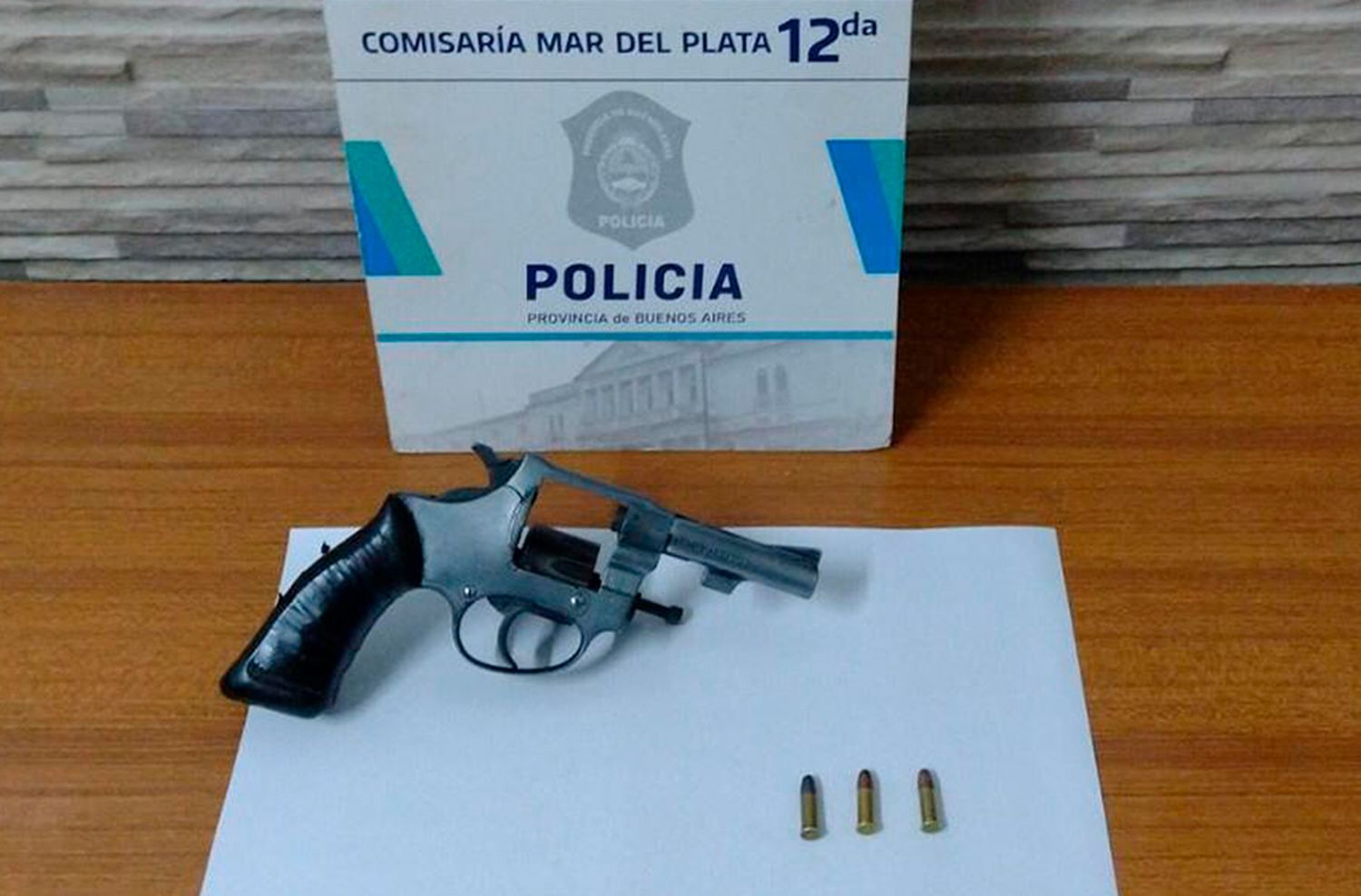 Detienen a un menor con un revólver