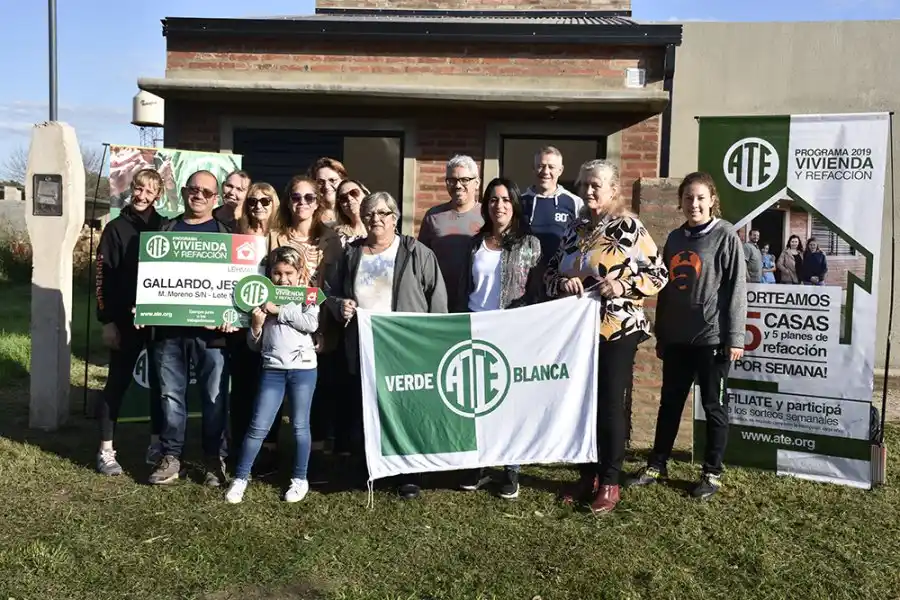 Buenas noticias: una familia recibió su casa propia en Lehmann