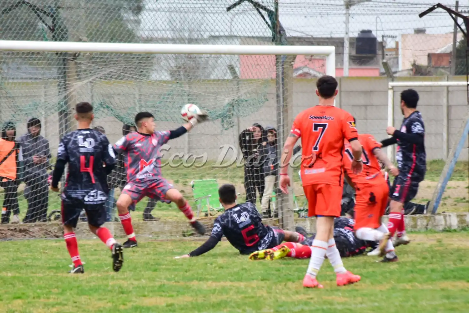 Tercer gol para Villa Díaz Vélez. Nahuel López remató, para que la pelota supere la humanidad de Rodrigo Navarrete