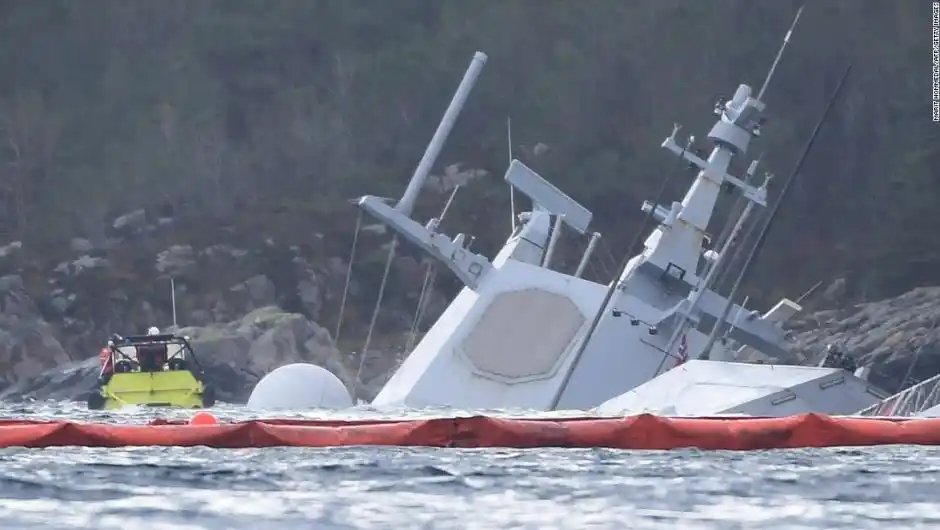 Un buque de guerra de Noruega se hunde tras un intento de rescate