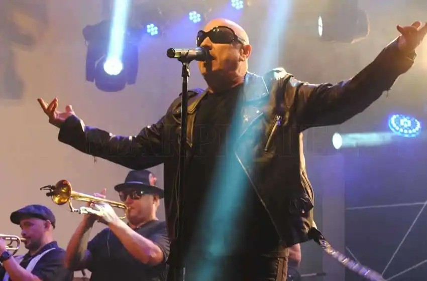 La Mosca llevó la fiesta ante un multitudinario Espacio Clarín