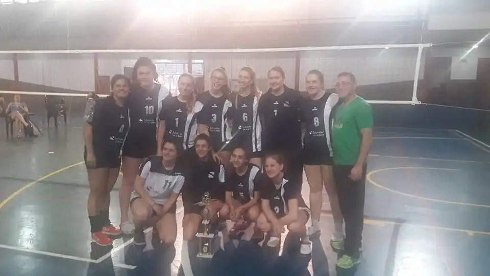 Crespo se coronó campeón del Torneo de Voley Femenino disputado en Libertador San Martín