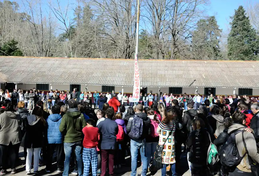 Se realizó un abrazo simbólico a la Escuela Sábato