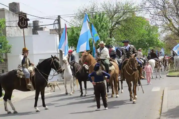 Este sábado se realiza la segunda edición del desfile a caballo por el Día de la Tradición
