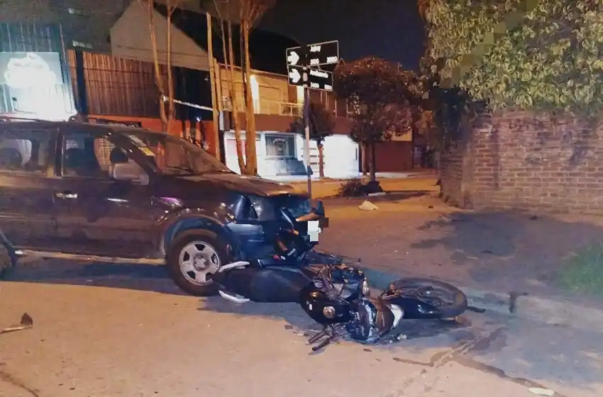 Dos heridos tras un choque entre una camioneta y una moto