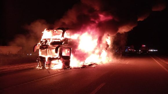 Tres dotaciones de Bomberos sofocaron incendio de micro en ruta 9: los choferes desaparecieron