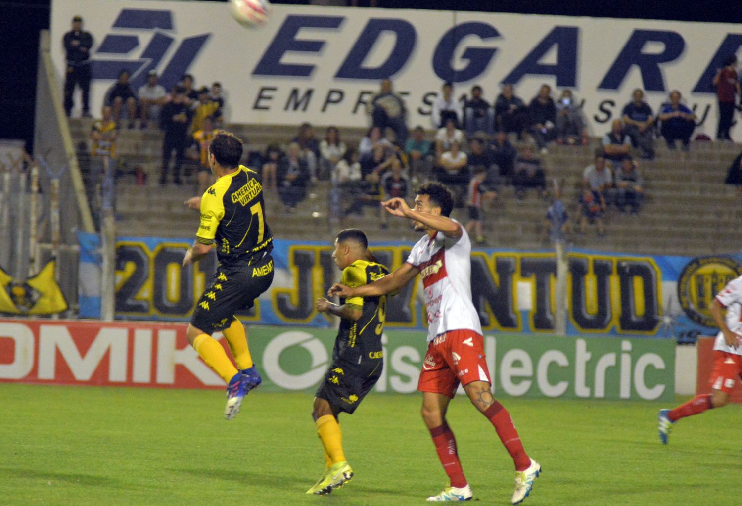 Michel busca arriba, respaldado por Maidana. Santamarina se aferró a un triunfo que lo alivia.