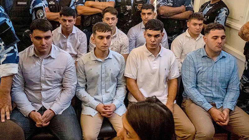 Primera noche de condenados: aferrados a la Biblia y con contención psicológica