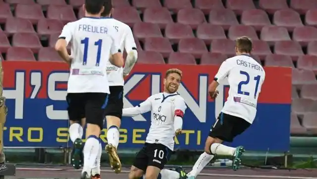 "Papu" Gómez metió un golazo para eliminar al Nápoli