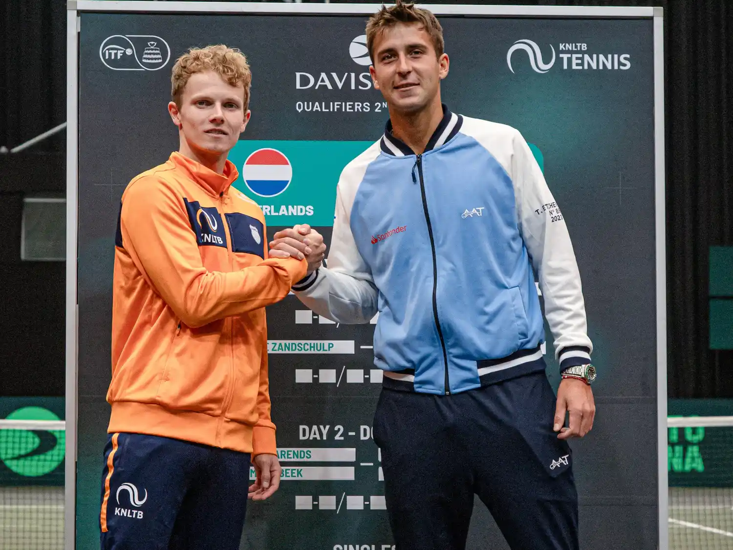 Tomi Etcheverry abre la serie ante el local Jesper De Jong, el viernes a las 9 hs.Foto:AAT