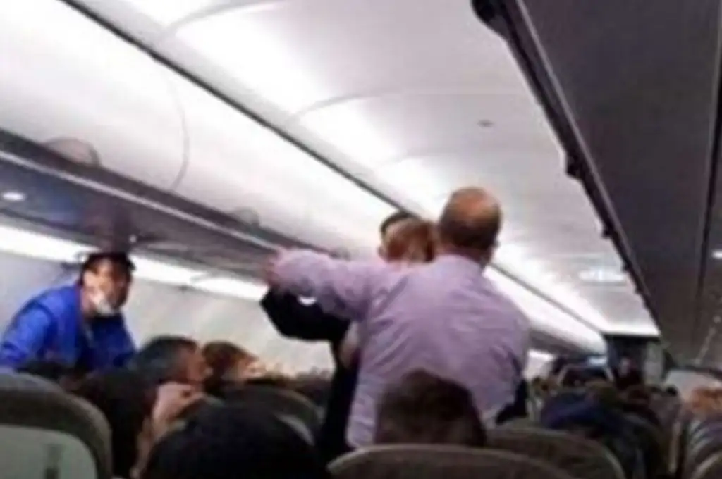 Un intendente salteño le salvó la vida a una bebé en pleno vuelo
