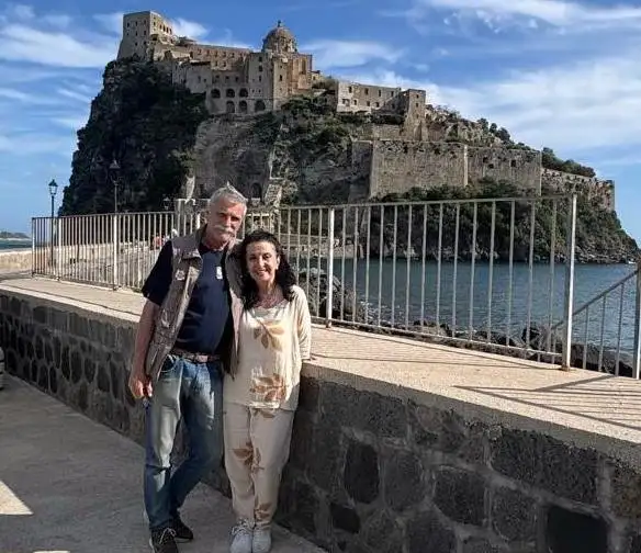 Marisa y Gerardo con una vista privilegiada del Castillo Aragonés-