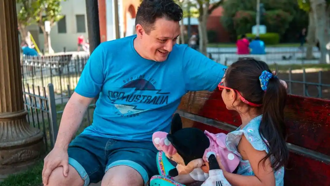 Adopción monoparental: "Pensé que por ser hombre soltero y gay no me iban a elegir"