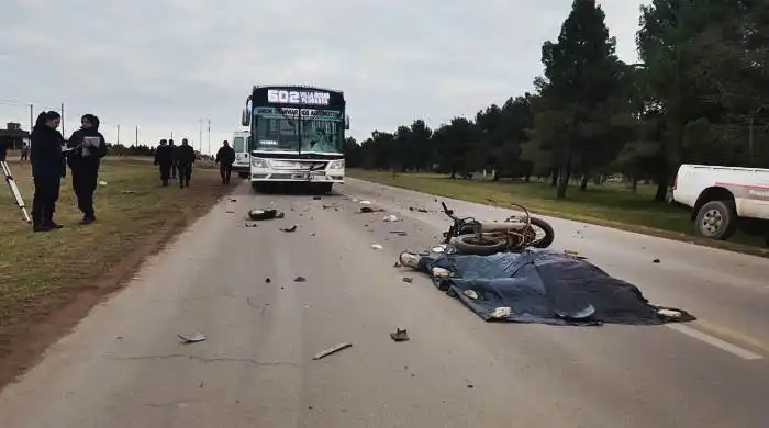 Fatal accidente en Bahía Blanca: Chocó contra un colectivo y murió 