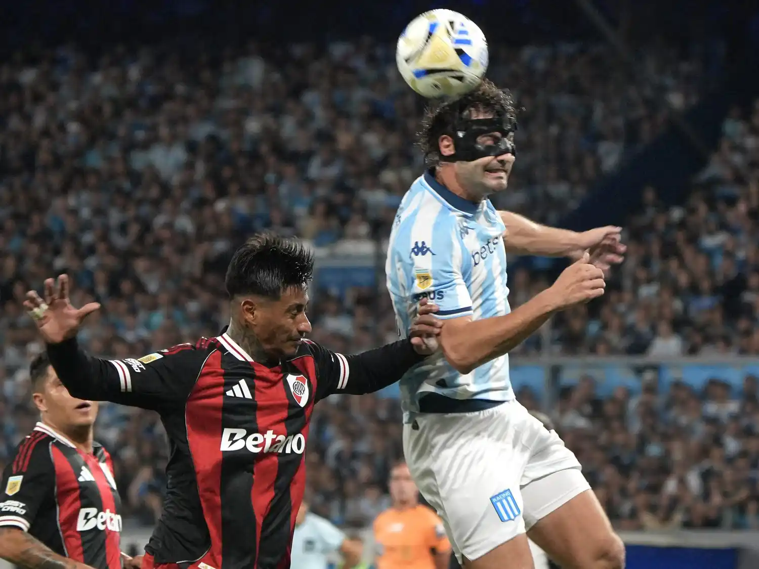 Sosa, una de las figuras de Racing, le gana a Portillo.