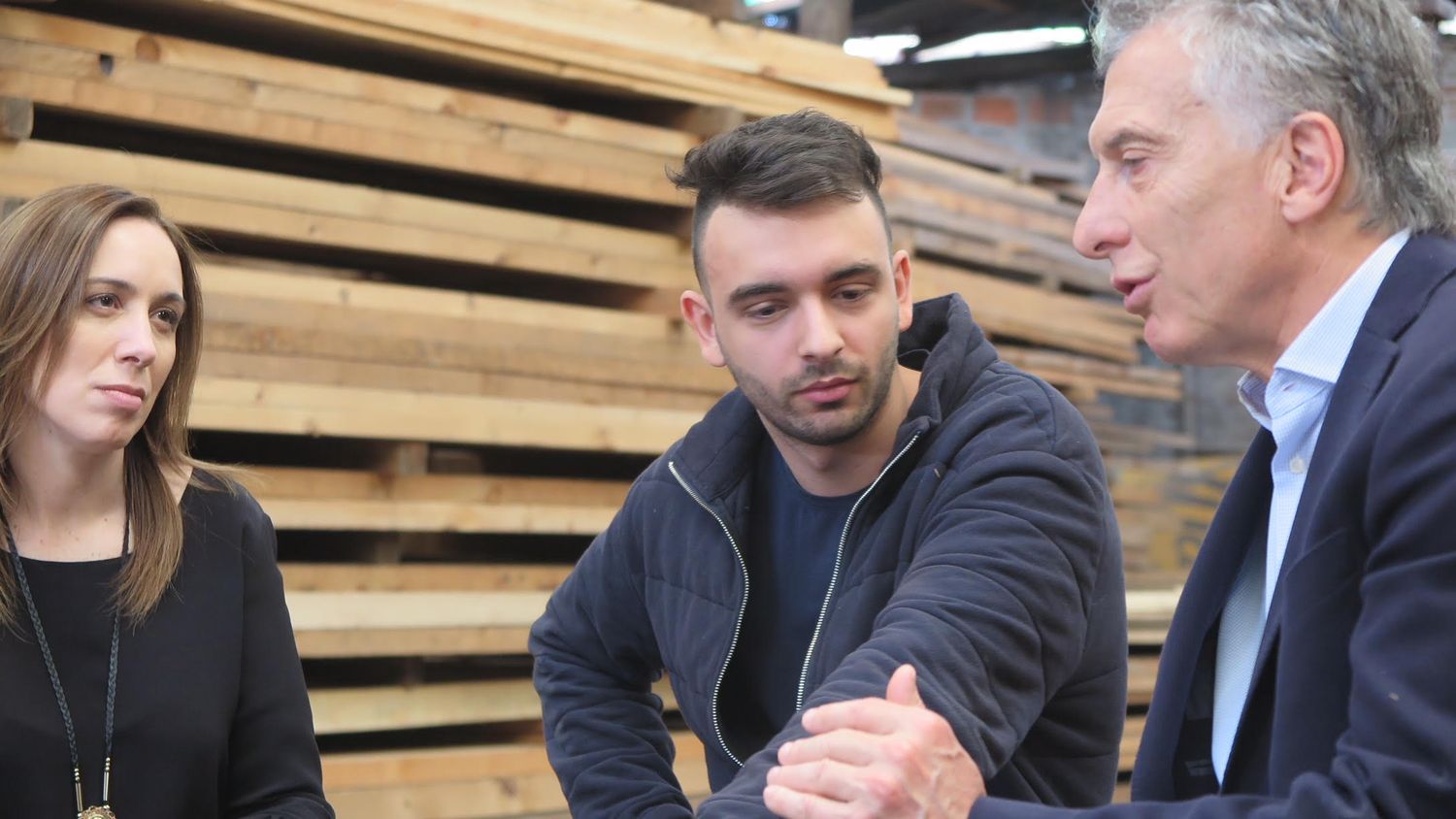 Macri y Vidal visitaron a un joven de 19 años que maneja una maderera en Morón 