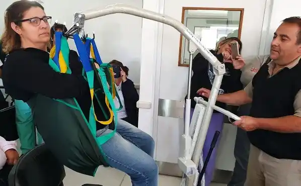 El Rotary donó al Hospital una grúa para mover pacientes