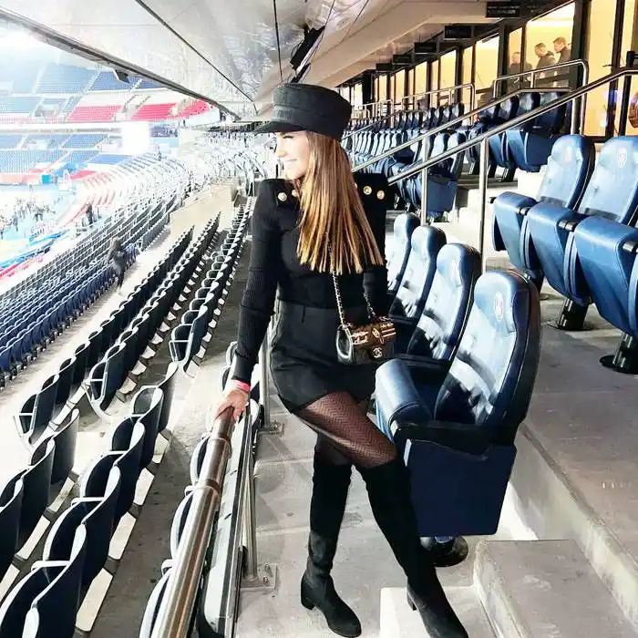 El look total black de  Antonela Roccuzzo para ir  a la cancha en París