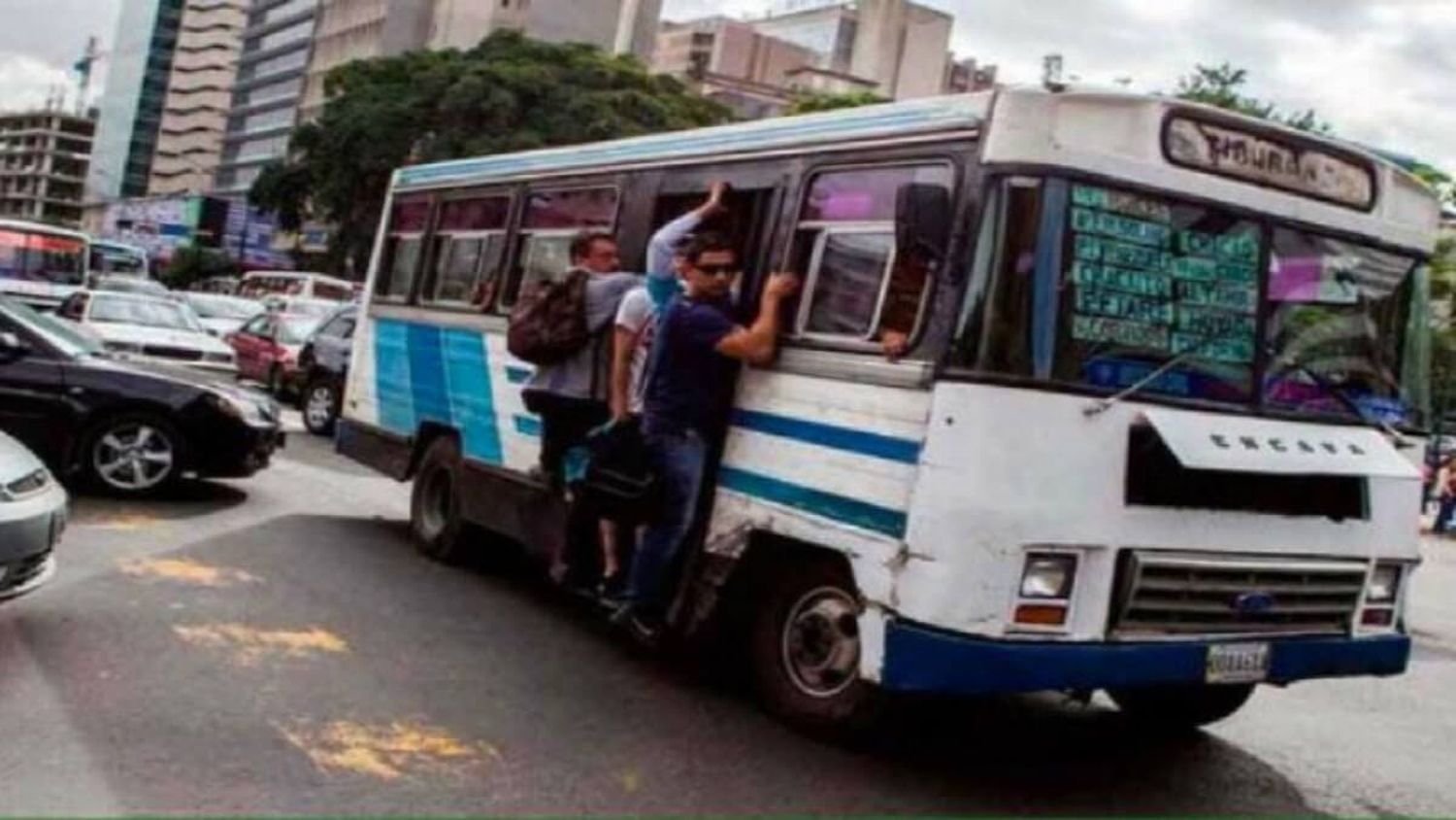 MUERE HOMBRE luego de tiroteo durante el robo a una unidad de transporte público