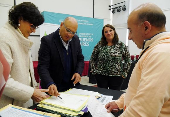 Balcarce: en un acto público se tomó la firma de 41 escrituras