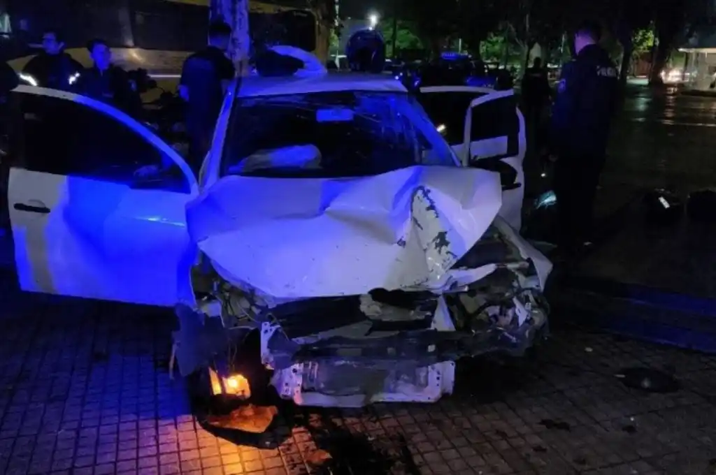 Rosario: huían de la policía en un auto a toda velocidad y se estrellaron contra una concesionaria