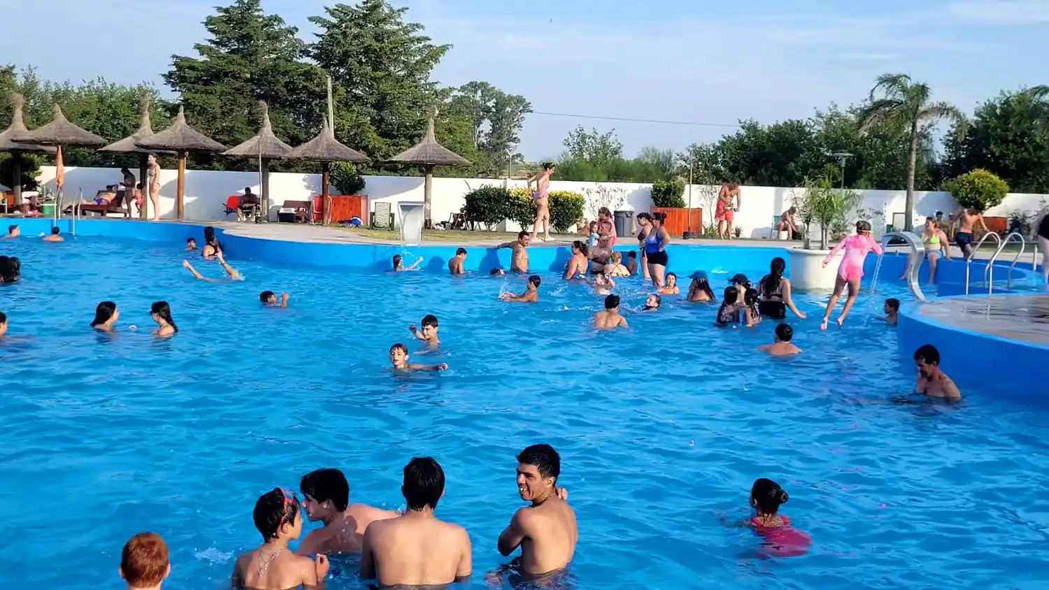 Alta concurrencia en el complejo de piletas de General Galarza al inicio de la semana