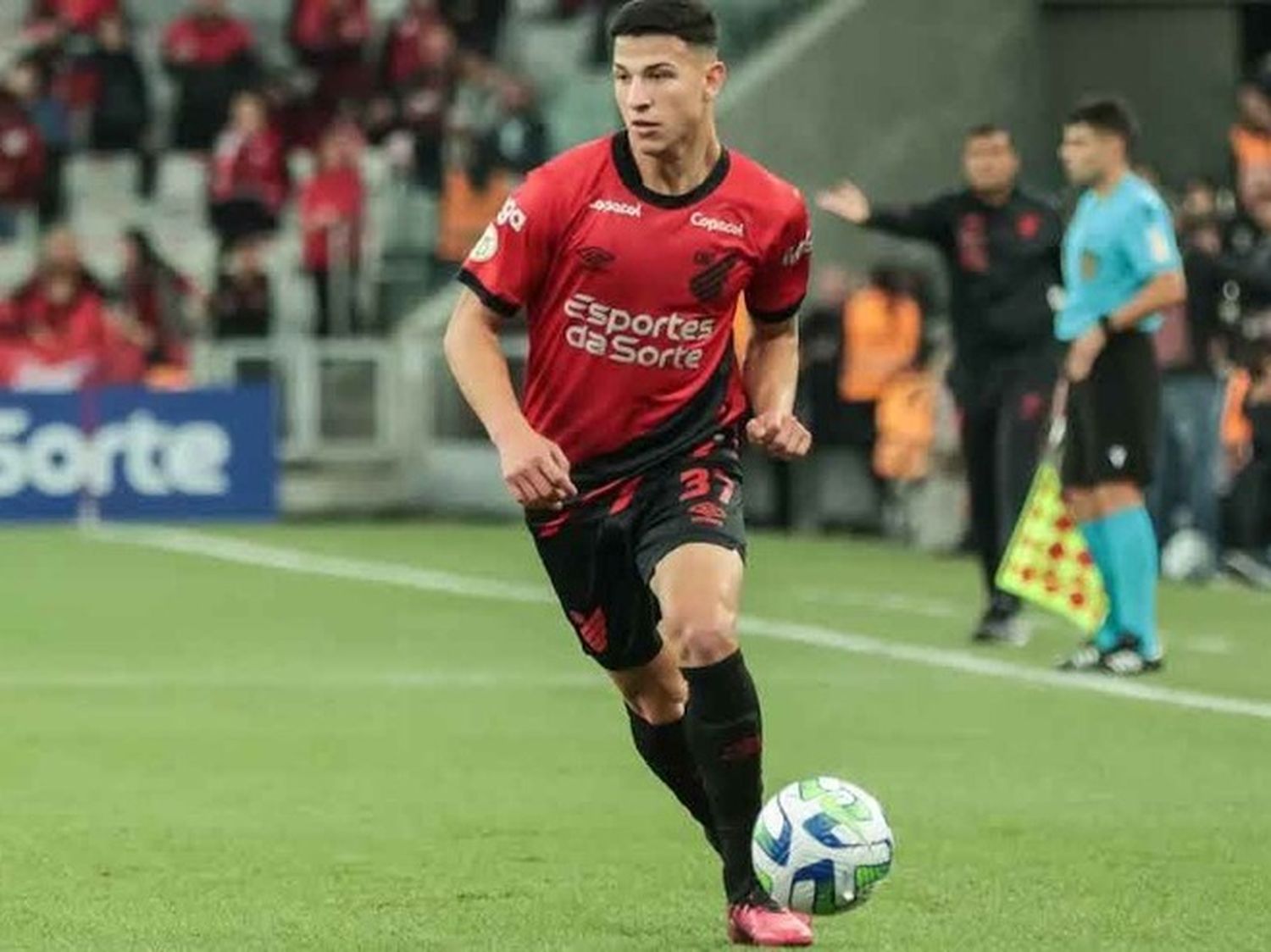 Esquivel jugando para Athetico Paranaense de Brasil, donde tuvo un destacado 2024.