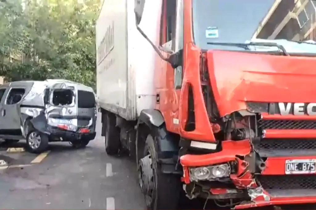 Camión chocó autos estacionados y embistió a una mujer