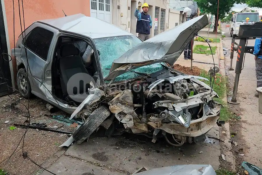 Impactante accidente terminó con un automóvil destrozado, un joven grave y varios vecinos sin luz
