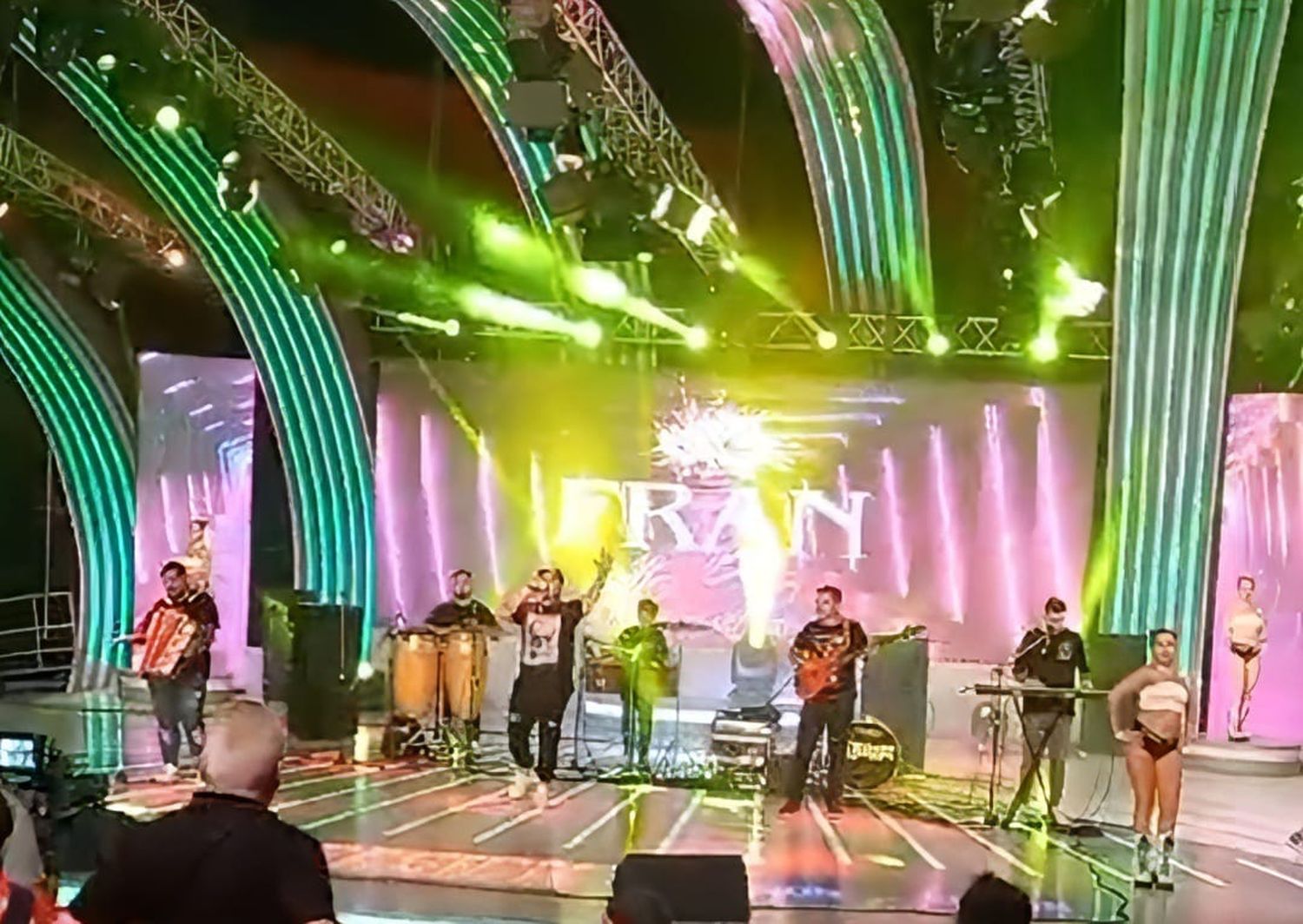 Fran y La Banda grabando su participación en Pasión de Sábado este miércoles.