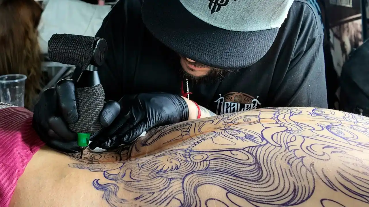 A pocos metros del mar, los tatuadores de diferentes países dijeron presentes