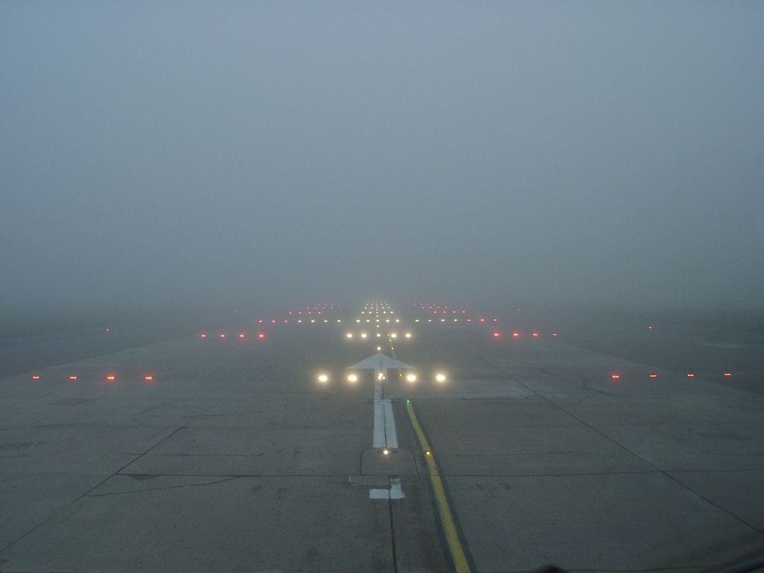 Cancelaciones y desvíos en Buenos Aires: un poco de niebla, bastante de humo