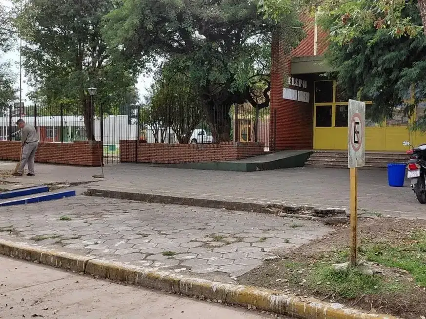Durante dos semanas, la escuela permaneció cerrada y bajo custodia policial como escena del crimen.