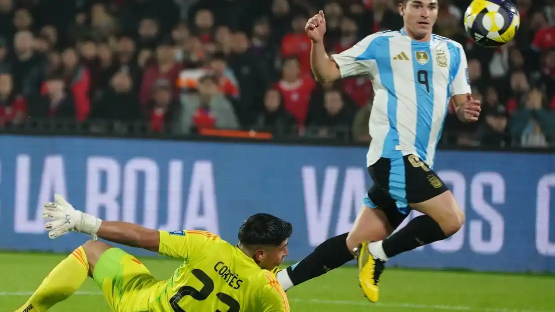 Julián Álvarez la pica ante la salida de Cortés y convierte el único gol del partido.